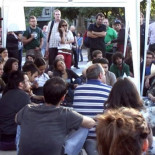 500 estudiantes de la UB cortan la Gran Vía de Barcelona y animan a la gente a quedarse en #acampadabarcelona