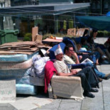 Los gallegos deciden no abandonar las acampadas y entregarán flores a los antidisturbios