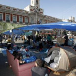 Así reaccionará la acampada de Sol ante un posible desalojo: unidos unos a otros