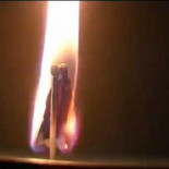 Beso entre dos fósforos ardiendo