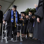 El estudiante paralítico que recogió andando su graduación gracias al exoesqueleto de un profesor