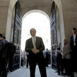 Trias ofrece apoyo a Hereu para disolver la acampada de plaza de Catalunya antes del relevo