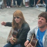 Dani Martín se niega a suspender un concierto por escasa venta de entradas y toca en la calle gratis