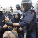 La policia se marcha de la plaza y los indignados vuelven a entrar[cat]