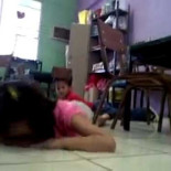 Maestra controla a los niños de una guardería durante un tiroteo narco