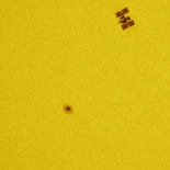 La estación internacional espacial "pillada" mientras pasaba por delante del Sol