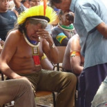 El jefe Raoni llora cuando se entera de que la presidenta Dilma Roussef ha aprobado la construcción de la hidroeléctrica