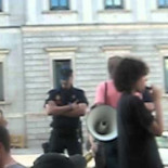 Ciudadano pidiendo identificación a la policia frente al Congreso