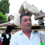 Sacan al santo cristo en procesión para pedir empleo en Chiclana [REAL]