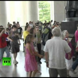 Ilegal besarse y bailar en sitios publicos en USA: 2ª PARTE