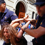 Miles de personas, ante la comisaría de Valencia al grito de "los nacionales a los tribunales"
