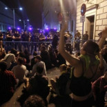 Sol se 'muda' al Congreso al grito de 'tocáis a unos, tocáis a todos'