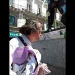 Provocación en Sol. Hombre quitando carteles