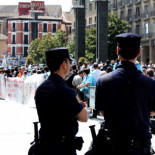 Centenares de 'indignados' y trabajadores de contratas municipales se concentran frente al Ayuntamiento de Zaragoza