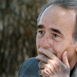 Serrat, investido doctor honoris causa, llama a la gente de a pie a despertar y reclamar su futuro