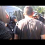 Grupo de manifestantes devuelven material a los antidistubios en la Ciutadella