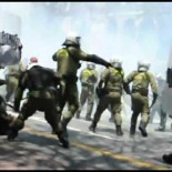 Siete policias apalizando a un joven indefenso en Atenas