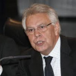 Felipe González alerta de las maniobras para privatizar el Sistema Nacional de Salud