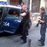 Cómo ir a tomar un café y acabar denunciando a dos policías