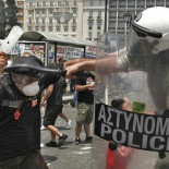 La lucha de Grecia contra el saqueo en unas imágenes de impacto