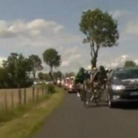 Expulsado del Tour el conductor que embistió a Flecha