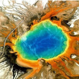La gran fuente prismática, un arco iris atrapado en un lago de Yellowstone