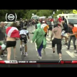 Contador golpeando a un aficionado disfrazado de médico