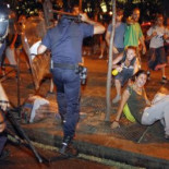 La policía carga contra 800 indignados frente al Ministerio del Interior