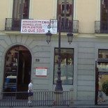 Varias pancartas de la JMJ cuelgan del edificio del Injuve, dependiente del Gobierno central