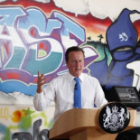 Cameron pretende cambiar la vida a 120.000 personas