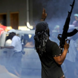 La OTAN bombardea el cuartel de Gadafi mientras los rebeles entran en Trípoli para la "batalla final"