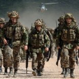 Rajoy planea reducir 17.000 mandos militares y un 25% de instalaciones
