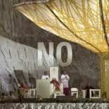 Un inmenso NO proyectado sobre el Papa
