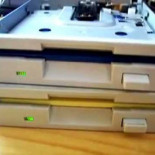 Dos disqueteras tocando la marcha imperial