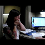 Chica de 29 años escucha por primera vez su propia voz