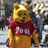 Bob Esponja media en Sol durante una pelea entre Minnie Mouse y Dora la Exploradora