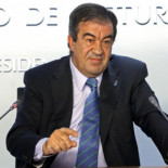 Cascos se deshace de 300 coches oficiales y mil móviles para contener el gasto