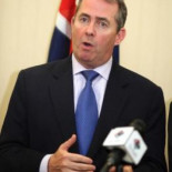 Dimite el ministro de Defensa británico por incluir a un amigo en reuniones y viajes oficiales