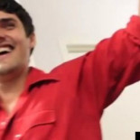 Hombre renuncia a su empleo con la ayuda de una banda