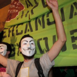 Ya son tres las familias alojadas en el edificio ocupado en Barcelona, el propietario presenta denuncia [cat]