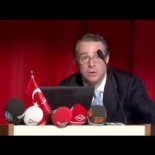 Estudiantes turcos lanzan huevos a un representante del FMI [ENG]