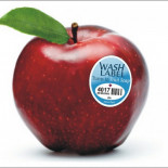 Fruta con etiquetas que sirven para lavarla (eng)