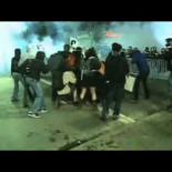 Un policía lanza gas lacrimógeno a un grupo de manifestantes que ayudaba a un herido. Oakland