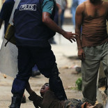 Por favor. No me pegue, señor policía