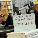 Políticos alemanes posan jugando al ajedrez y colocan mal el tablero. [Al]