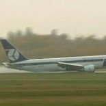 Increible aterrizaje de emergencia sin tren de aterrizaje en Varsovia, Polonia