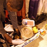 "Cada vez somos más los que buscamos comida en la basura"