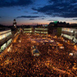 Un grupo de 'indignados' irrumpe en la sede de CiU de Barcelona