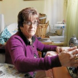 Una granadina con tres hijos en el paro y discapacitada a su cargo encuentra una cartera con 16.000 euros y la devuelve