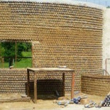 Casas hechas con botellas llenas de arena en Nigeria